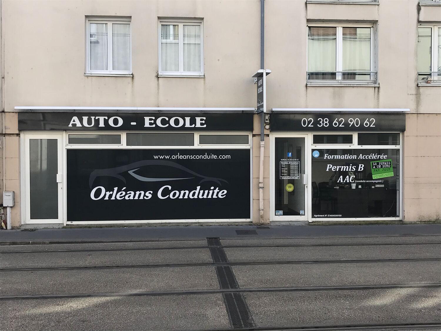Devanture de l'agence Orléans Conduite du Faubourg Madeleine, le long du tramway