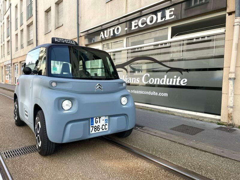 La Citroën Ami auto-école devant l'agence Madeleine d'Orléans Conduite