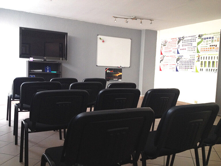 Salle de code avec écran et panneaux de signalisation